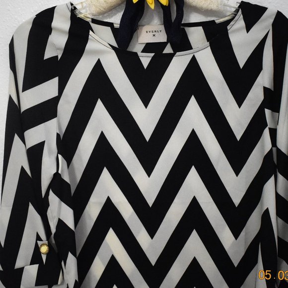 Chiffon blouse with cute button details - Picture 4 of 6